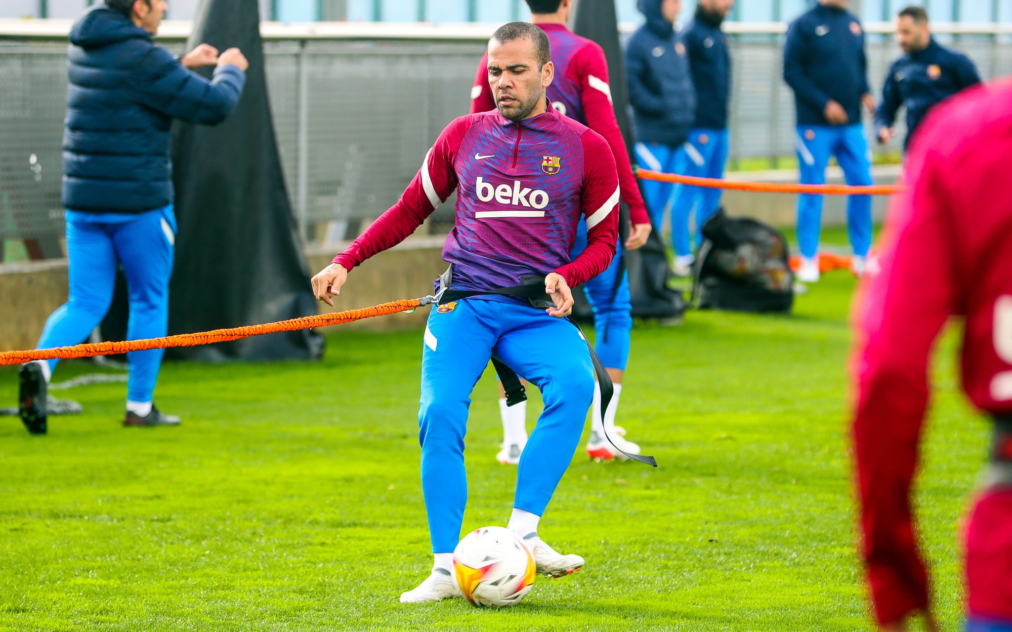 Ντάνι Άλβες: «Υποκλίνομαι στον Ρονάλντο! Αγαπημένος μου ο… Γκουαρδιόλα»