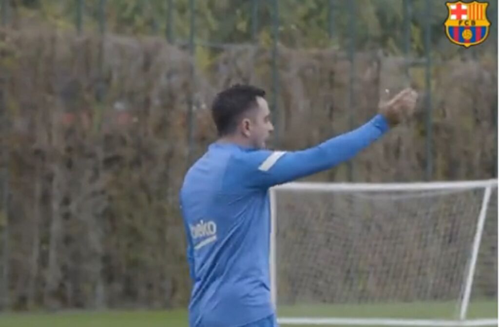 Show Τσάβι στην προπόνηση της Μπαρτσελόνα! Έδειξε στους παίκτες τα… βασικά! (vid)