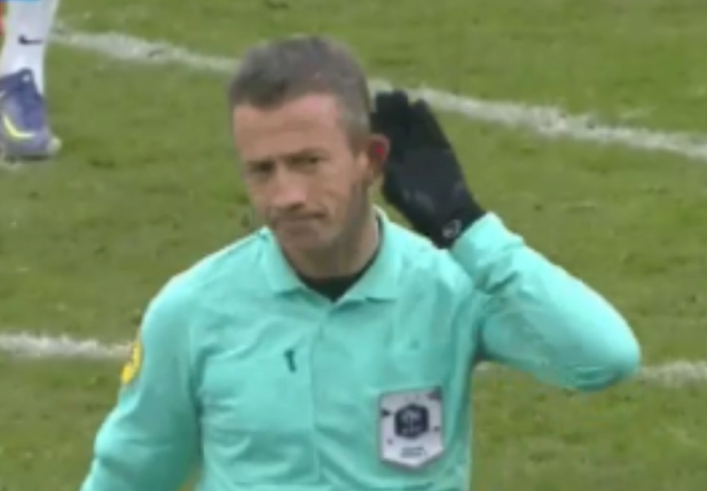 Διαιτητής στη Γαλλία δεν… ακούει τον κόσμο! (pic)