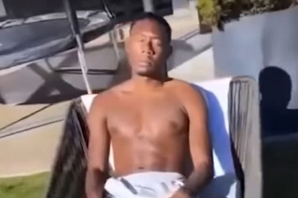 Ο Αλάμπα κάνει… ηλιοθεραπεία πριν τα Χριστούγεννα! (vid)