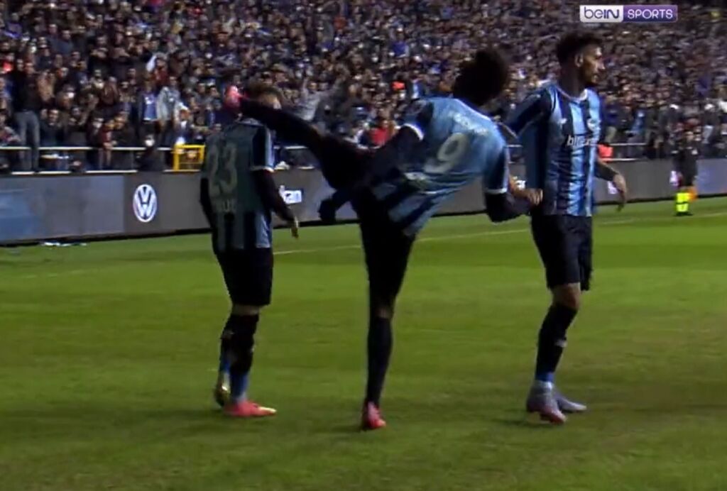 Ο Μπαλοτέλι πανηγύρισε γκολ κλοτσώντας τον σκόρερ στο κεφάλι (vid)