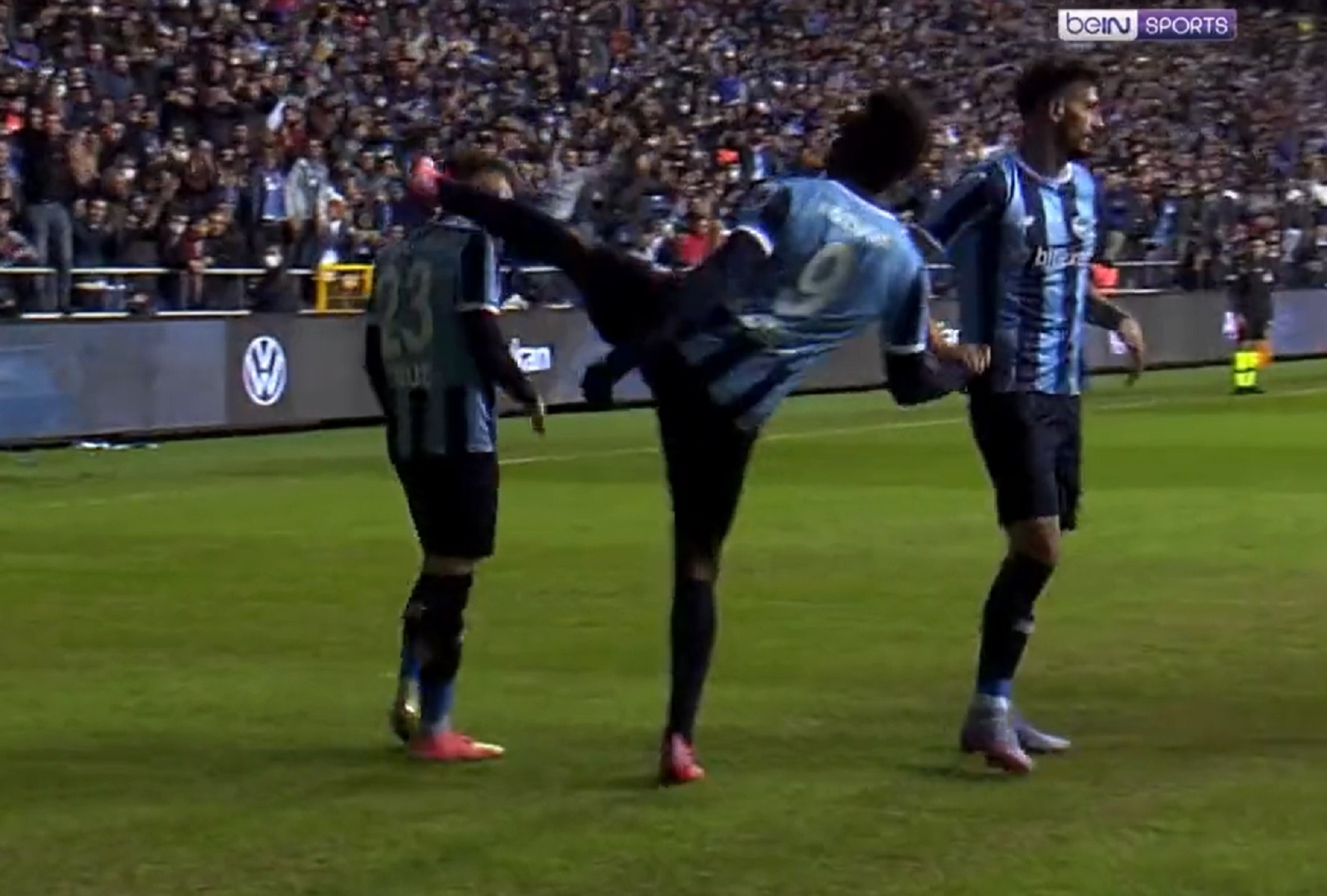 Ο Μπαλοτέλι πανηγύρισε γκολ κλοτσώντας τον σκόρερ στο κεφάλι (vid)