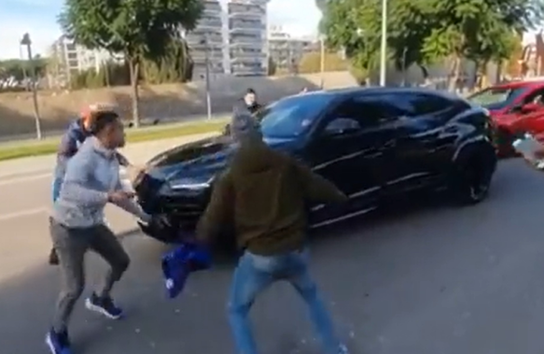 Ο Ουμτιτί πήγε να πατήσει οπαδό της Μπαρτσελόνα (vid)