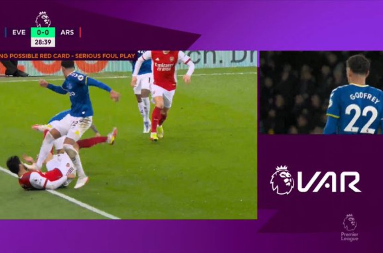 Εικόνα-σοκ: Τον πάτησε στο κεφάλι με τις τάπες! (vid)