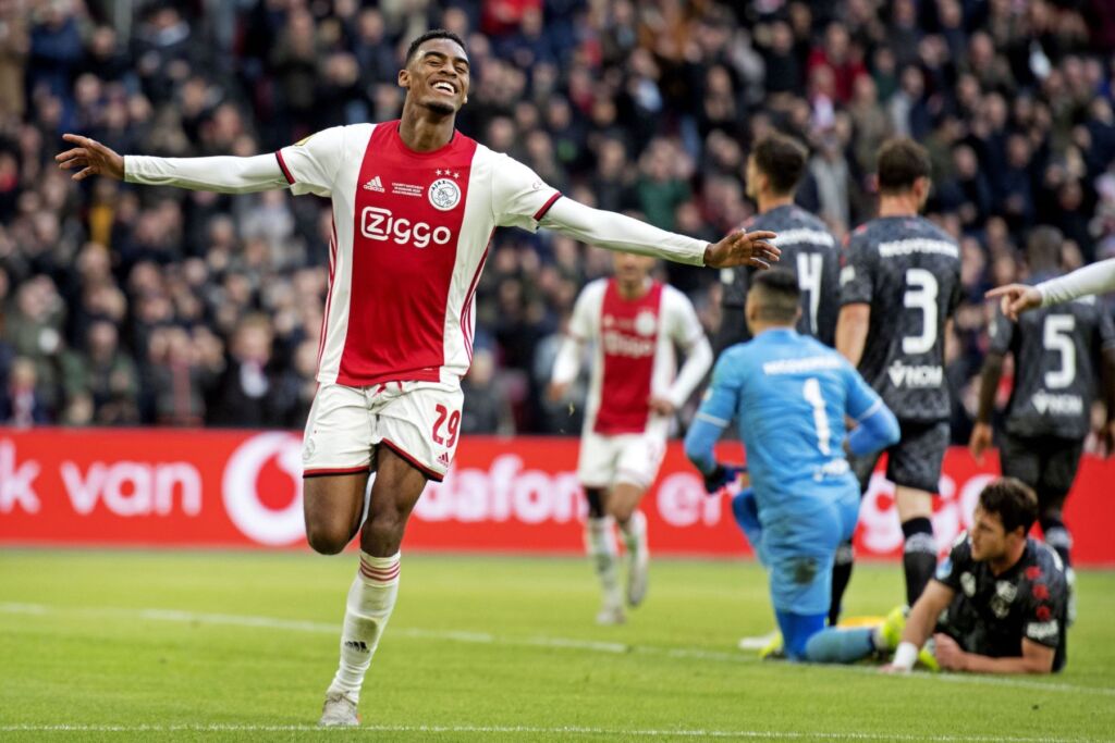 H Ρεάλ Μαδρίτης βάζει πλώρη για το θωρηκτό του Άγιαξ!