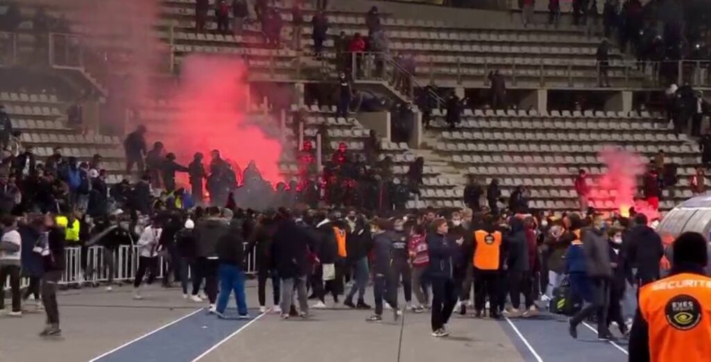 Χαμός στο Παρί-Λυών – Θλιβερά επεισόδια και αναβολή (vid)