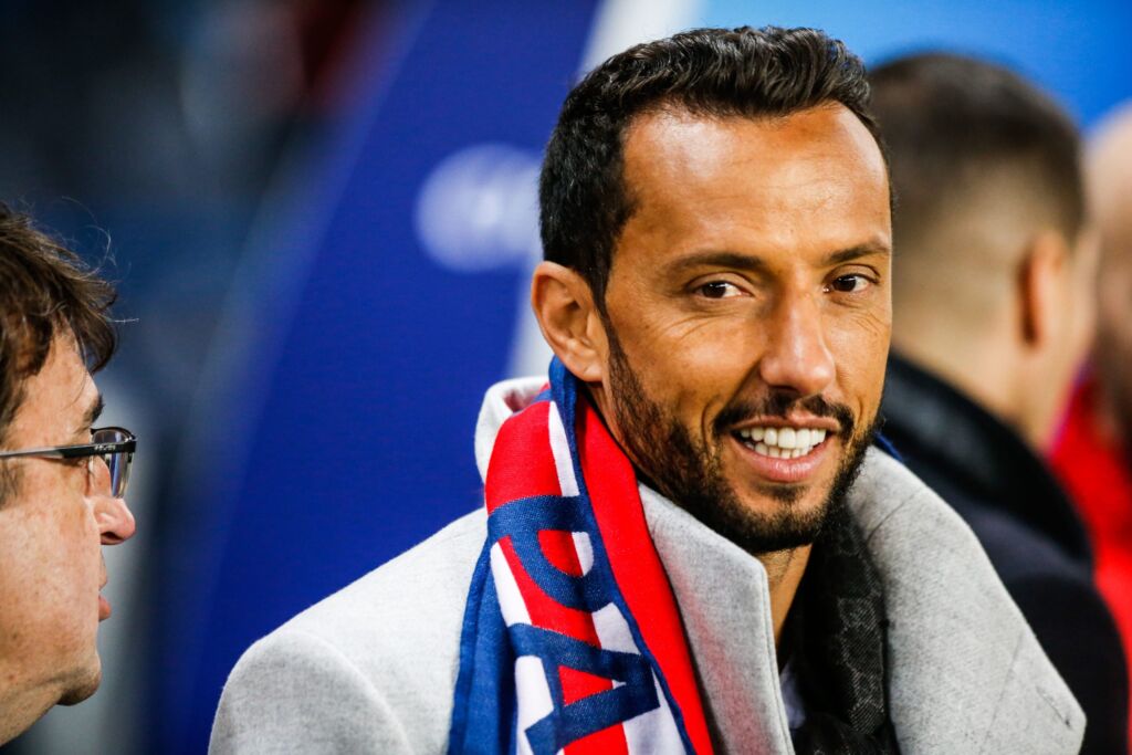 Παλιό «αστέρι» της Παρί βγάζει τον κόσμο στους δρόμους με τα μαγικά του! (vid)