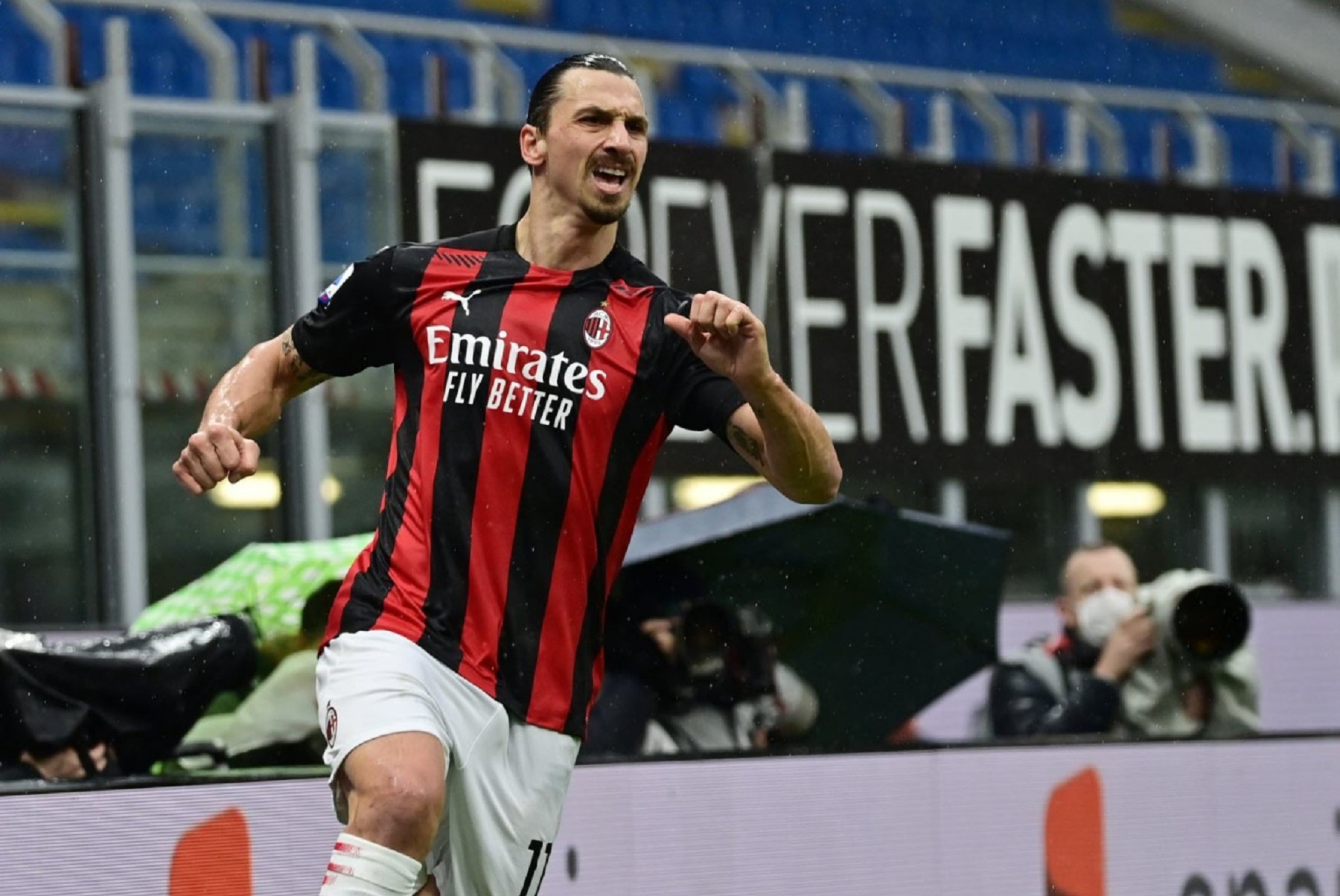 Ο Ζλάταν ευχήθηκε για τα Χριστούγεννα με τον πιο… Ζλάταν τρόπο! (pic)