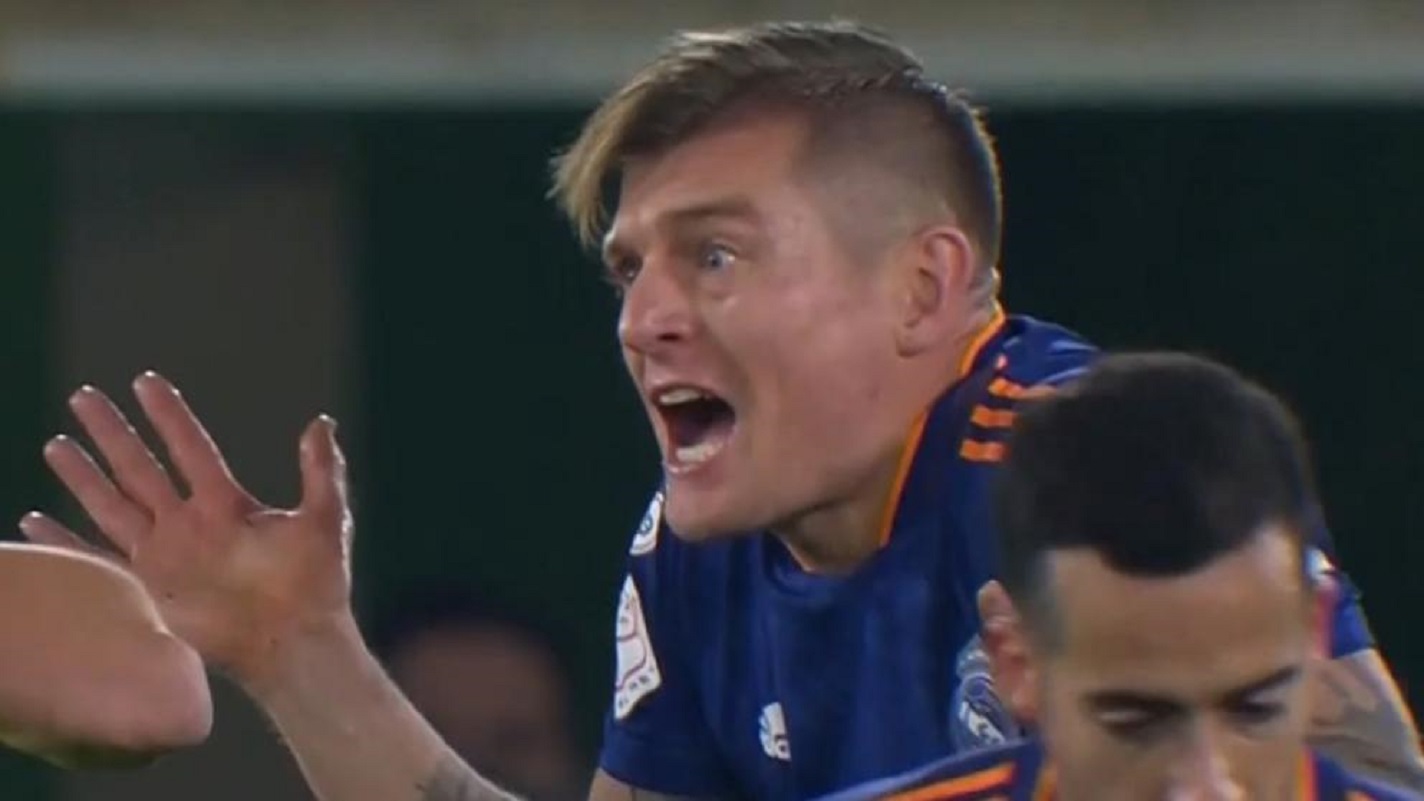 Φρίκαρε με φάουλ-μαϊμού που χρεώθηκε ο Κρόος! (vid)