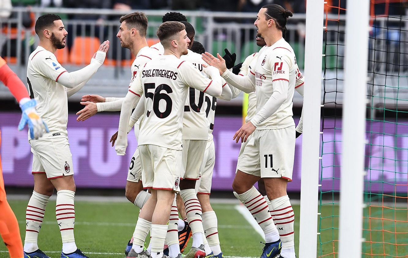 Έκανε βόλτα στη Βενετία η Μίλαν κι ανέβηκε στην κορυφή! (vid)