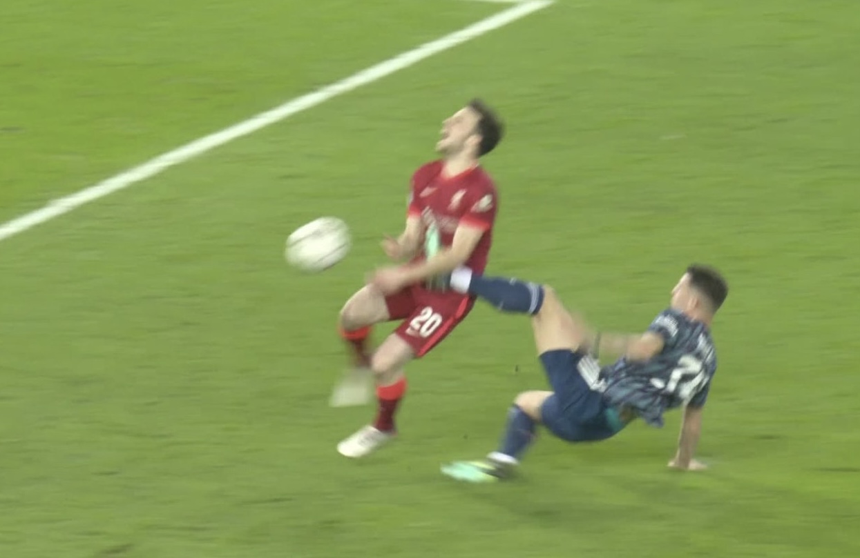 Εγκληματική κλωτσιά στον Ζότα ο Τζάκα κι απευθείας κόκκινη! (vid)