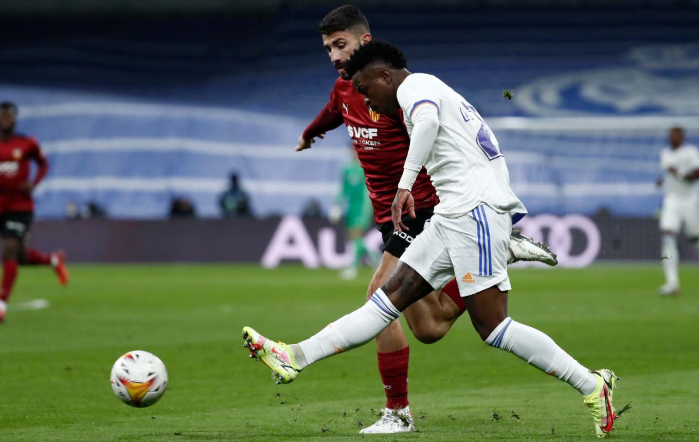 Κράξιμο της Βαλένθια για τη διαιτησία με Ρεάλ και… καρφί από Πικέ! (pic)