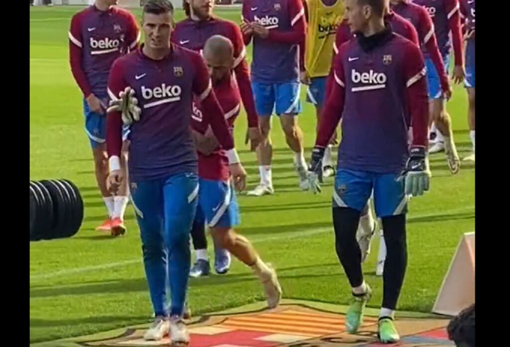 Μέχρι και το σήμα της Μπαρτσελόνα στο χορτάρι σέβεται ο Άλβες (vid)