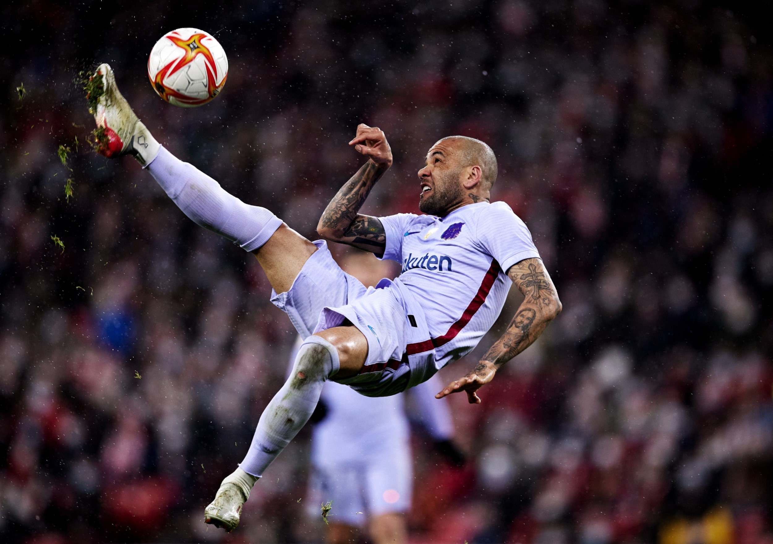 Ο Ντάνι Άλβες “έκλεισε” τα στόματα των πιτσιρικάδων… στα 38 του χρόνια (vid)