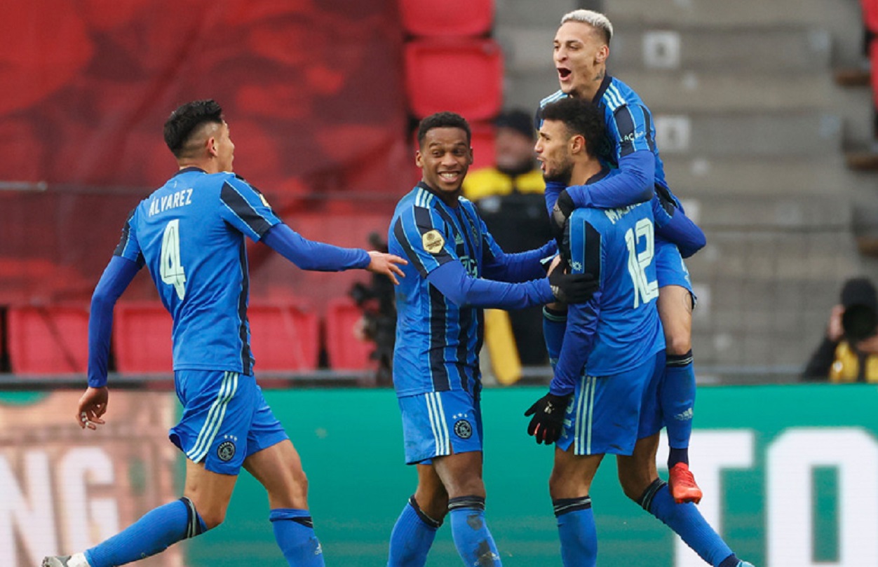 VAR-Βάτη νίκη Άγιαξ και πάλι στην κορυφή!