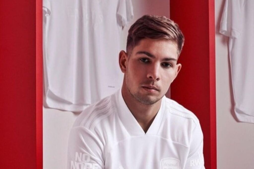 «Όχι άλλο κόκκινο» – Η λευκή φανέλα της Άρσεναλ κατά της εγκληματικότητας (pic)