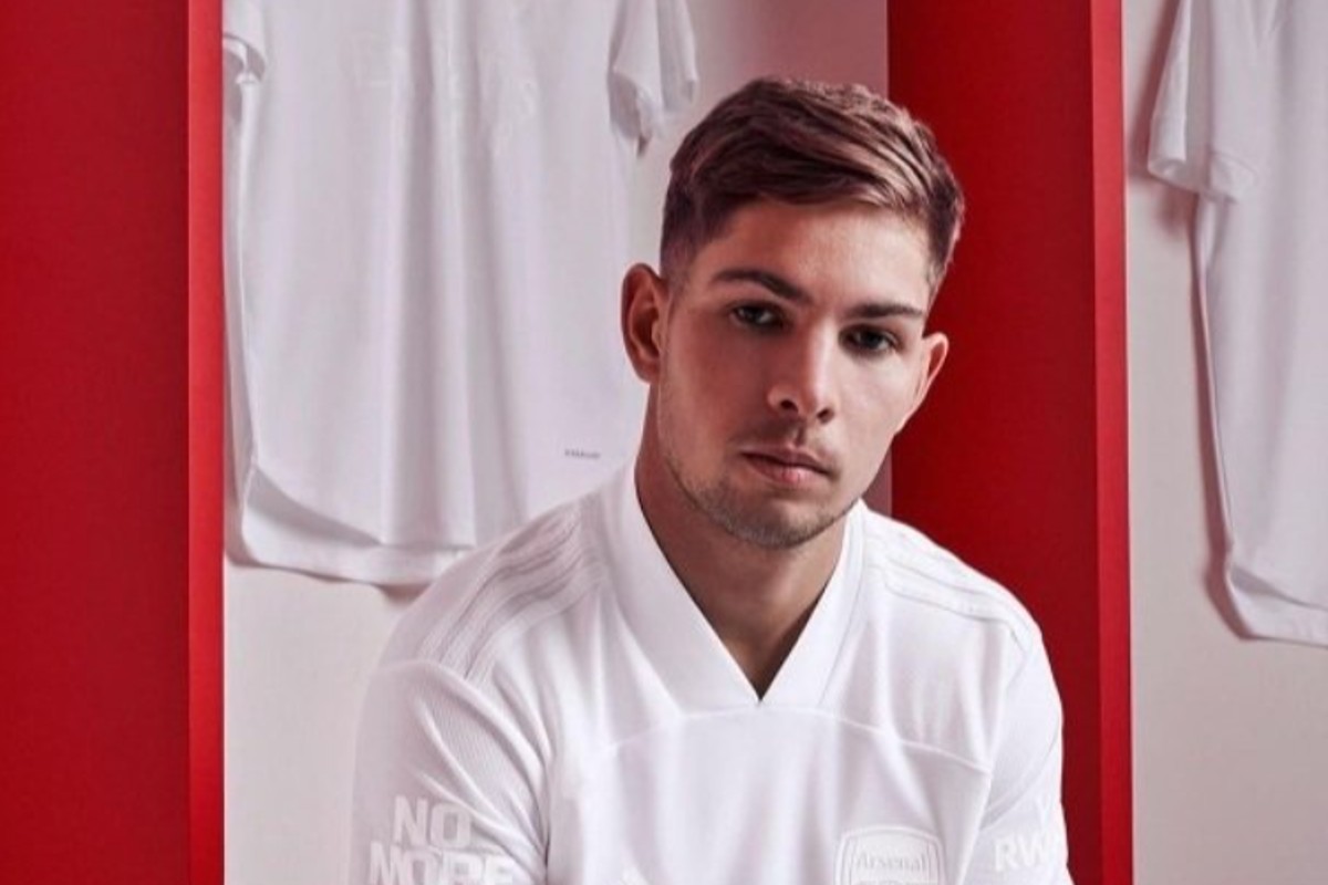 «Όχι άλλο κόκκινο» – Η λευκή φανέλα της Άρσεναλ κατά της εγκληματικότητας (pic)