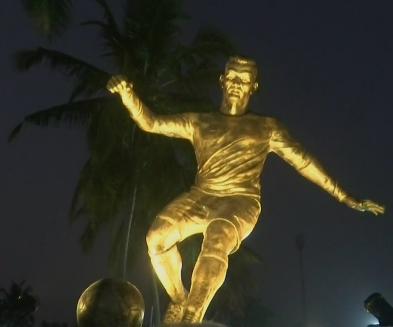 Το νέο άγαλμα για χάρη του Κριστιάνο… προκαλεί ξανά “γέλιο”! (pics)