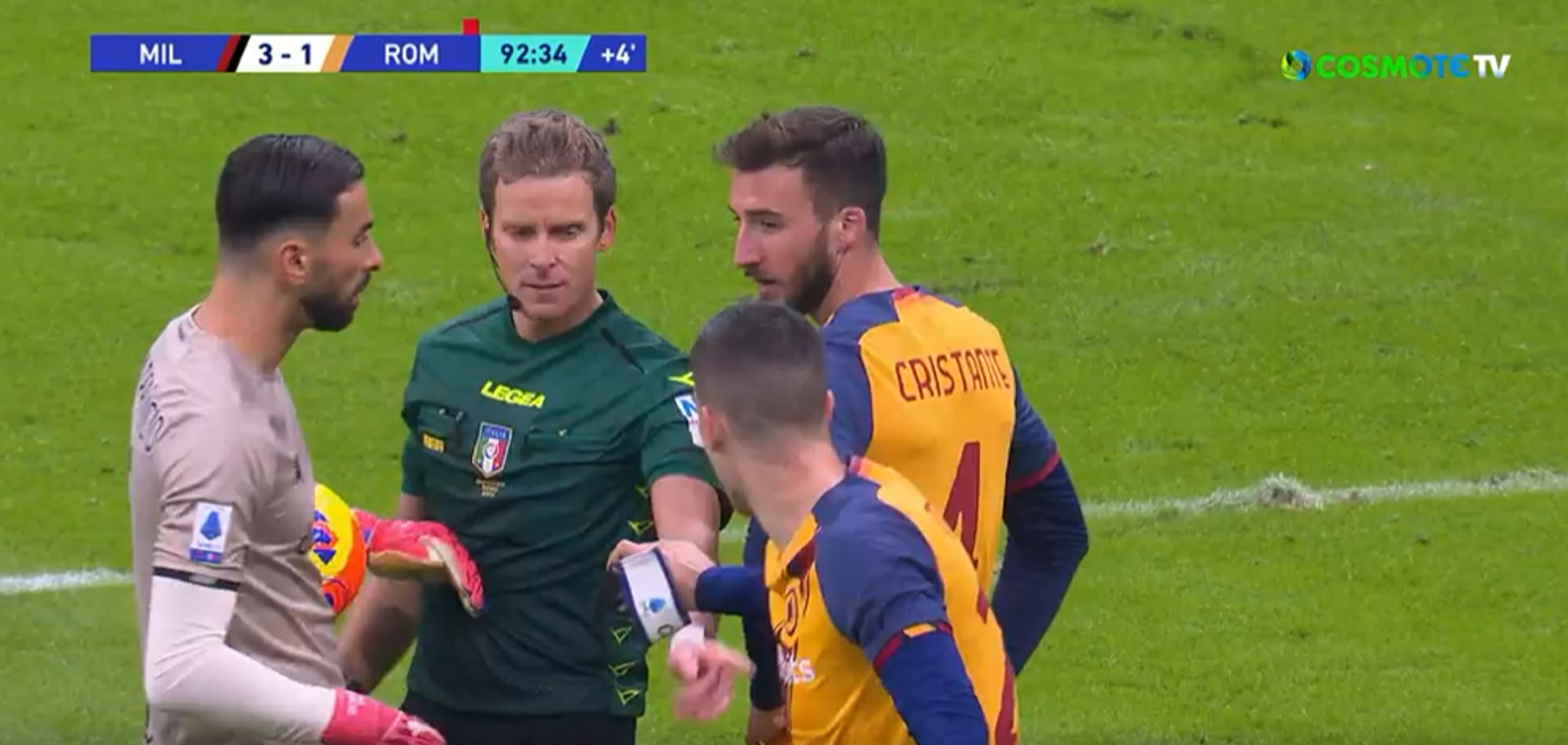 Έχασε τον έλεγχο ο Μαντσίνι! Πέταξε το περιβραχιόνιο στα μούτρα του διαιτητή! (vid)