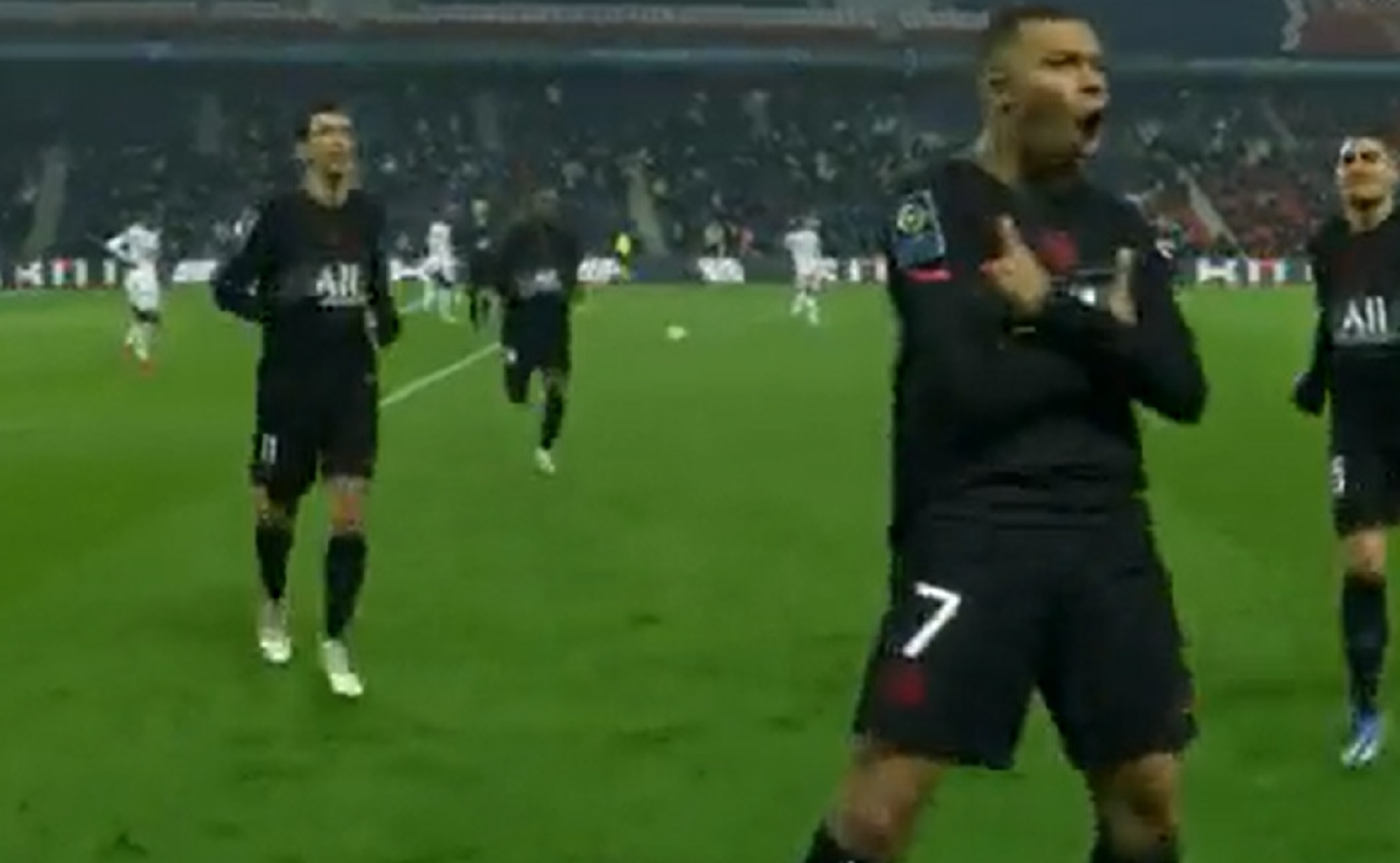 Κυνικός Μπαπέ – Τελείωμα που αφήνει… αγάλματα τους πάντες (vid)