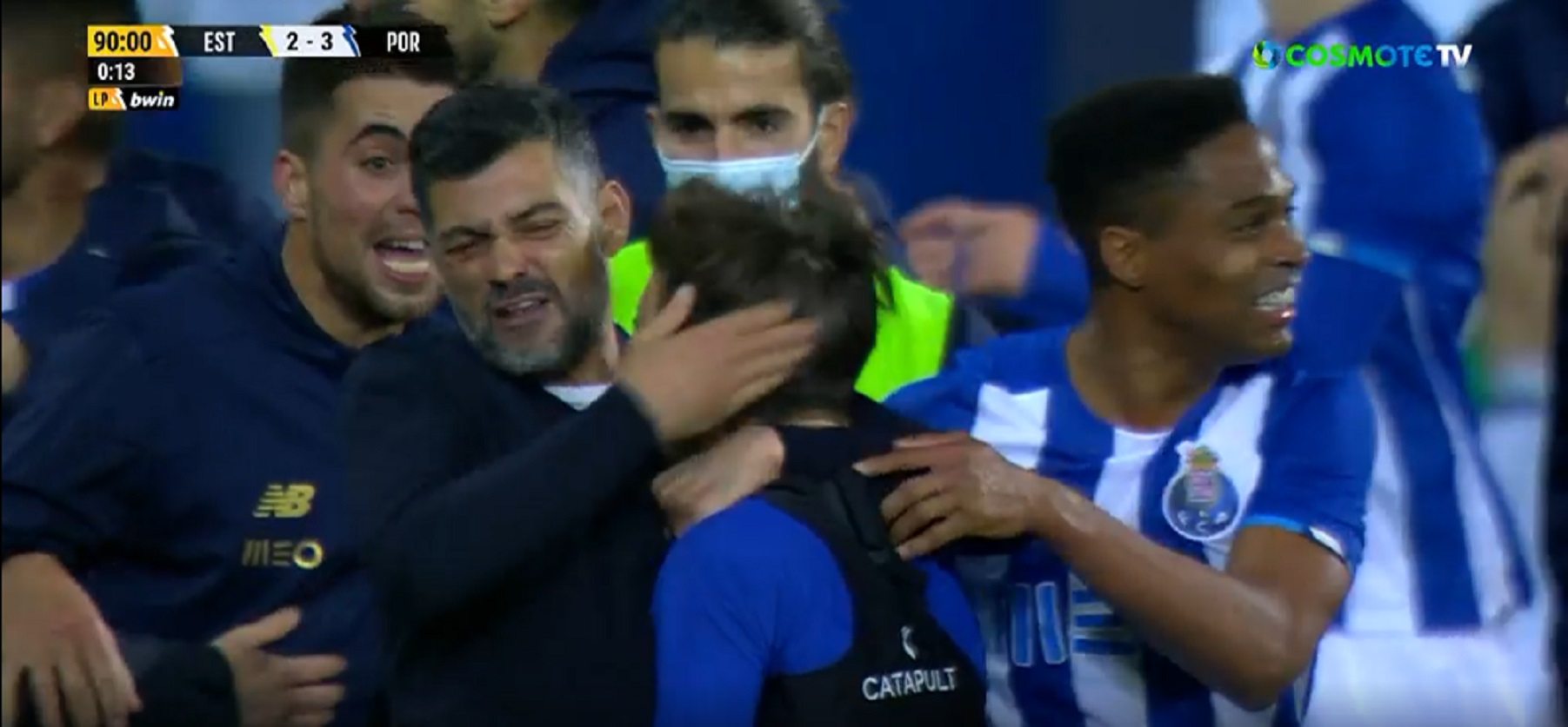 Τρελές σκηνές στην Πορτογαλία! Πατέρας και γιος Κονσεϊσάο γίνονται κουβάρι! (vid)