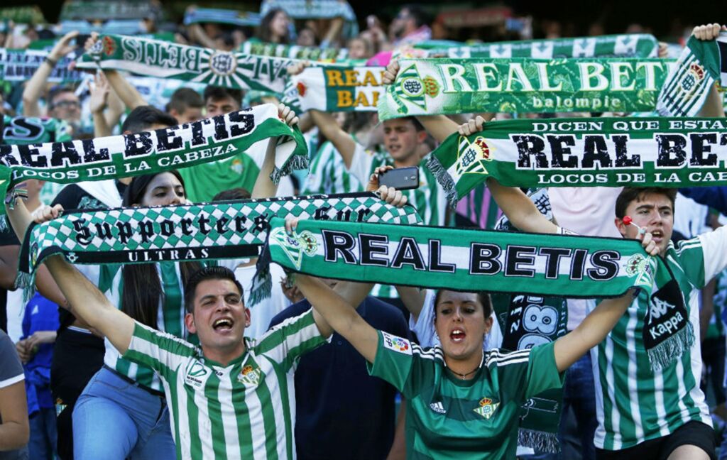 Από τη… λαμαρίνα στο χειροκρότημα οι οπαδοί της Ρεάλ Μπέτις! (vids)