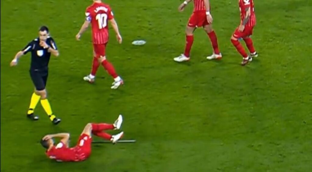 Σίδερο χτύπησε παίκτη της Σεβίλλης – “Άρρωστη” κίνηση, από τύχη γλίτωσε τα χειρότερα (vid)