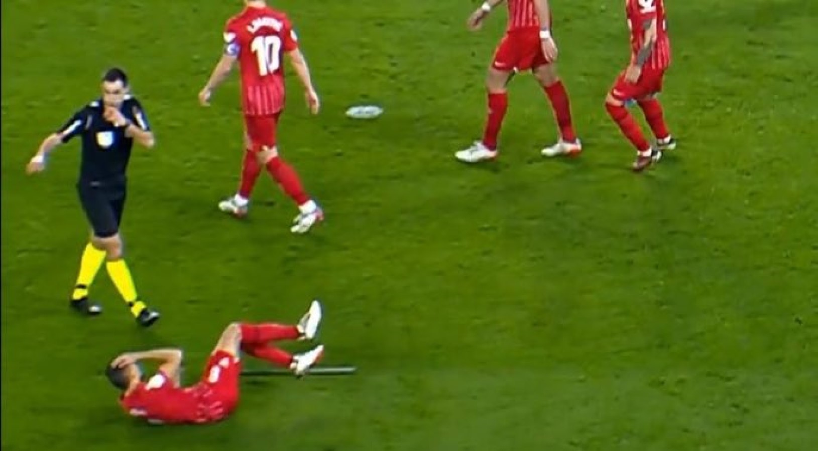 Σίδερο χτύπησε παίκτη της Σεβίλλης – “Άρρωστη” κίνηση, από τύχη γλίτωσε τα χειρότερα (vid)