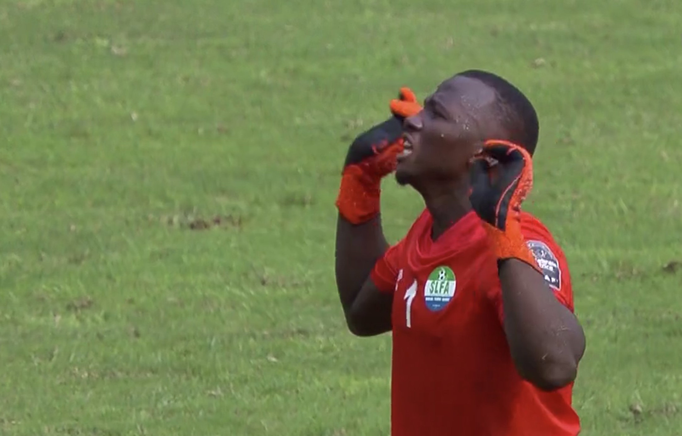 Ξέσπασε σε κλάματα ο γκολκίπερ της Σιέρα Λεόνε που… είπε “όχι” στην Αλγερία (vid)