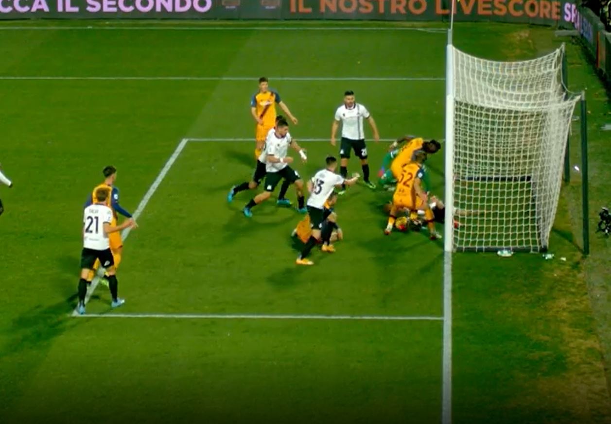 Στραβοκλωτσιές, άστοχα σουτ και αναμπουμπούλα για να σκοράρει η Ρόμα! (vid)