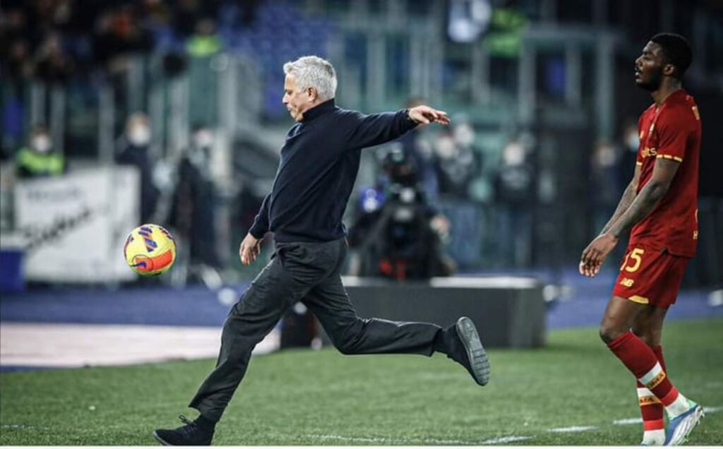 Εκτός εαυτού ο Μουρίνιο! Έκανε… βολέ κι αποβλήθηκε (pic, vid)