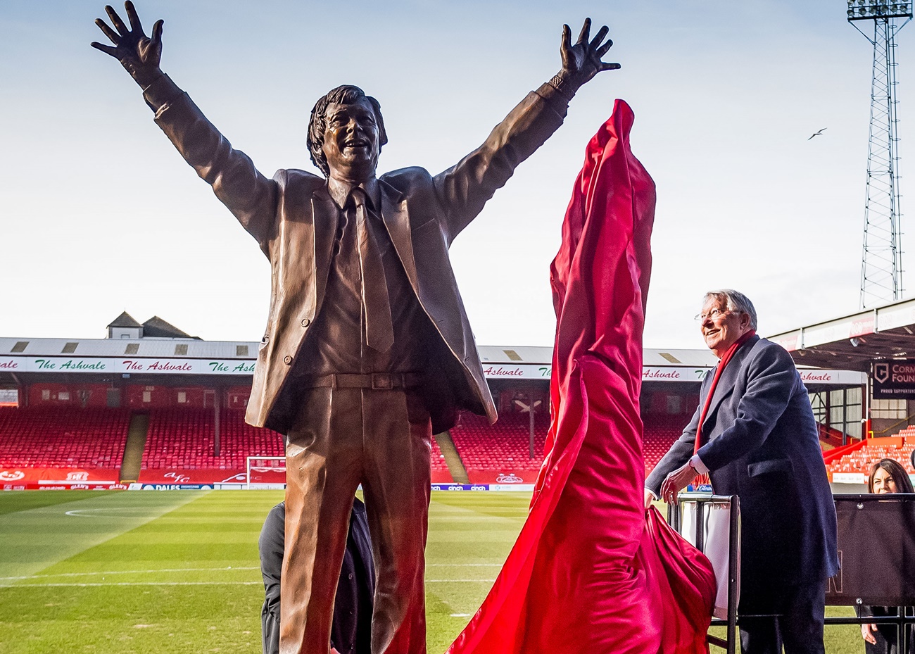 Ο Σερ Άλεξ πήγε να καμαρώσει τον αγαλματένιο του εαυτό στο Αμπερντίν! (pics)