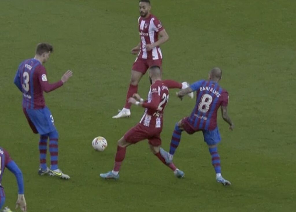 Απαράδεκτη ενέργεια του Ντάνι Άλβες στον Καράσκο – Αποβλήθηκε ο Βραζιλιάνος (vid)