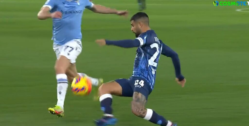 Μας κάνει πλάκα ο Ινσίνιε! «Κόλλησε» την μπάλα στο πόδι του! (vid)