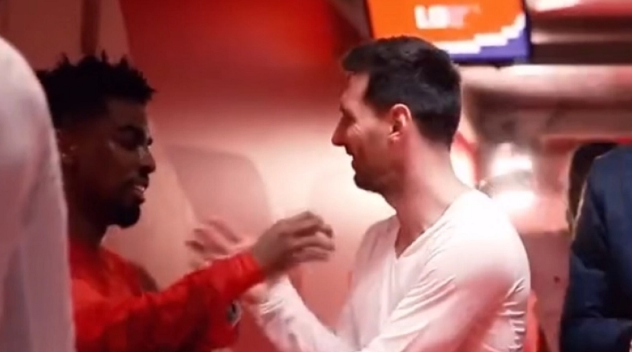 Ο Μέσι ζήτησε τη φανέλα του Άνχελ Γκόμεζ και τον άφησε… κόκκαλο (vid)