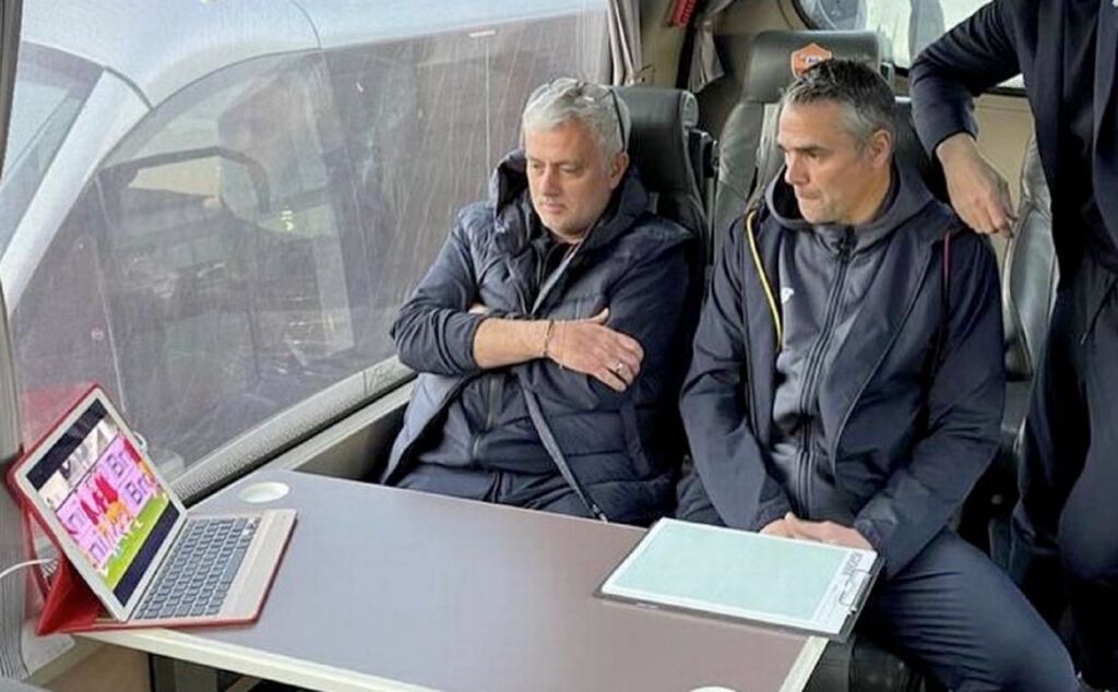 Επικός Μουρίνιο – Έβλεπε την Ρόμα από λάπτοπ έξω απ’ το γήπεδο! (pic)