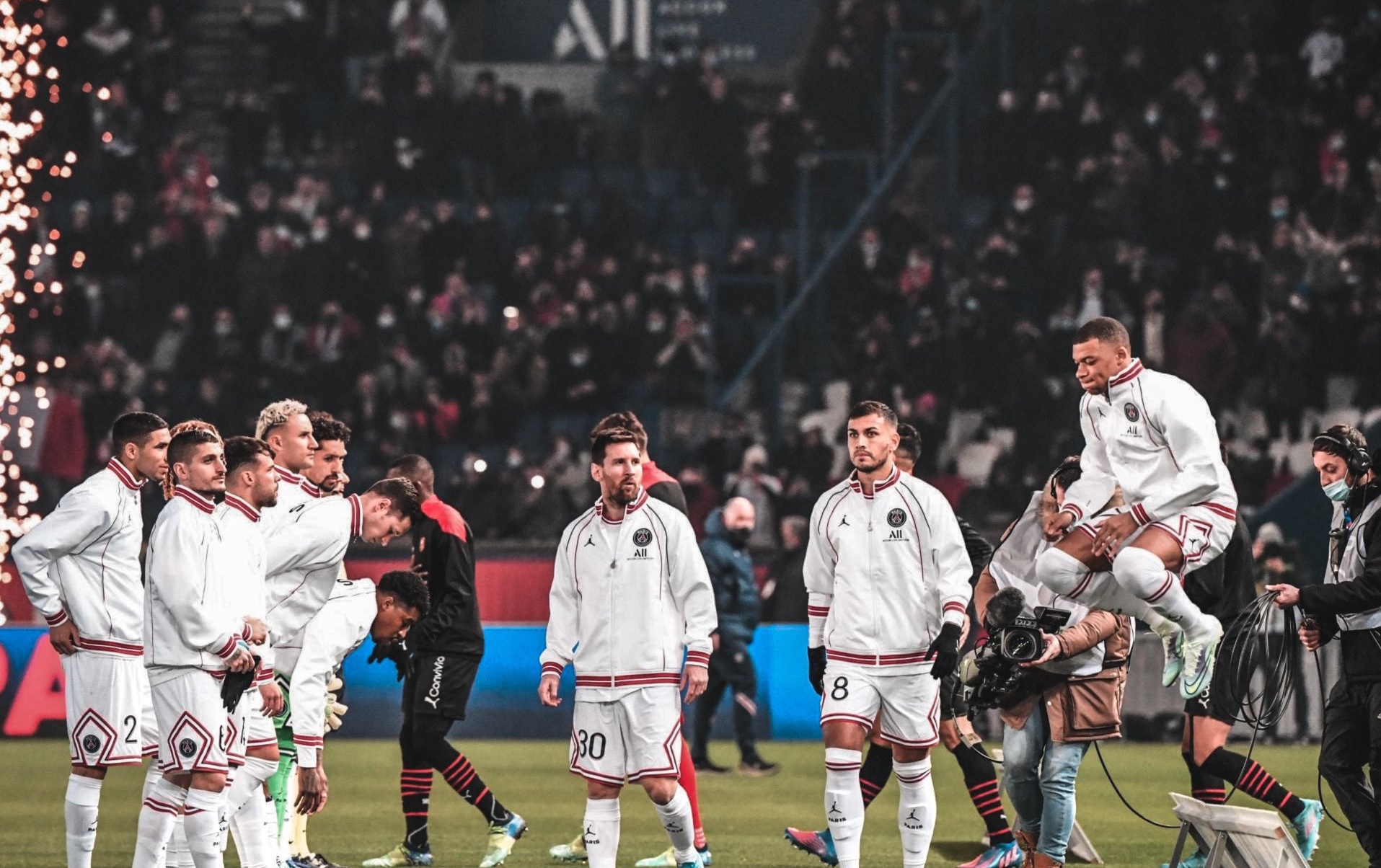 Η Παρί δεν «ταΐζει» καλά μόνο τον Νεϊμάρ!