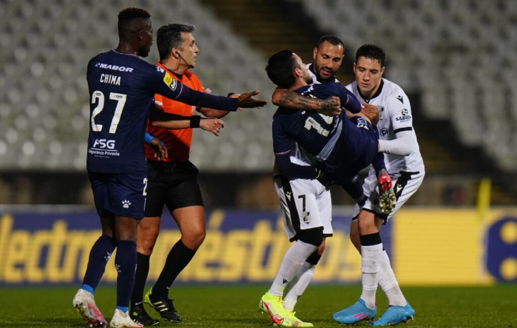 Ο Κουαρέσμα πήρε… σηκωτό αντίπαλο που καθυστερούσε! (vid)