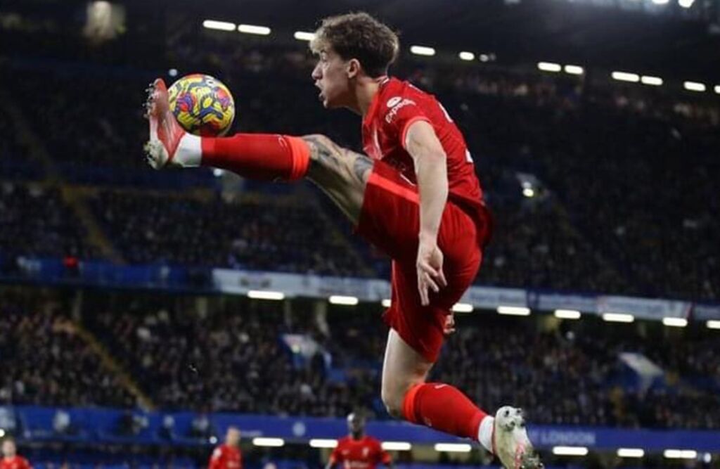 Ποδόλουτρο με την… κούπα έκανε ο Τσιμίκας! (pic)