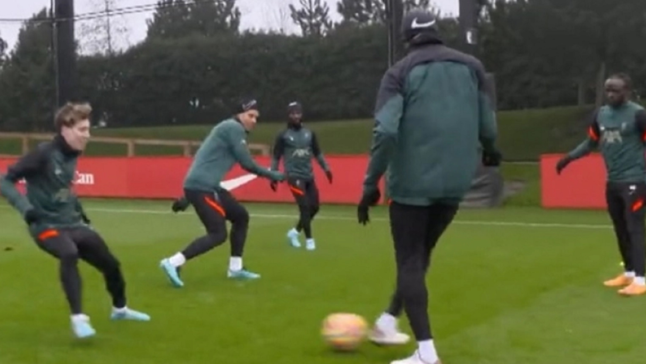 Ο Μάτιπ «πόδιασε» τον Τσιμίκα και του φώναζε «ώπα» (vid)