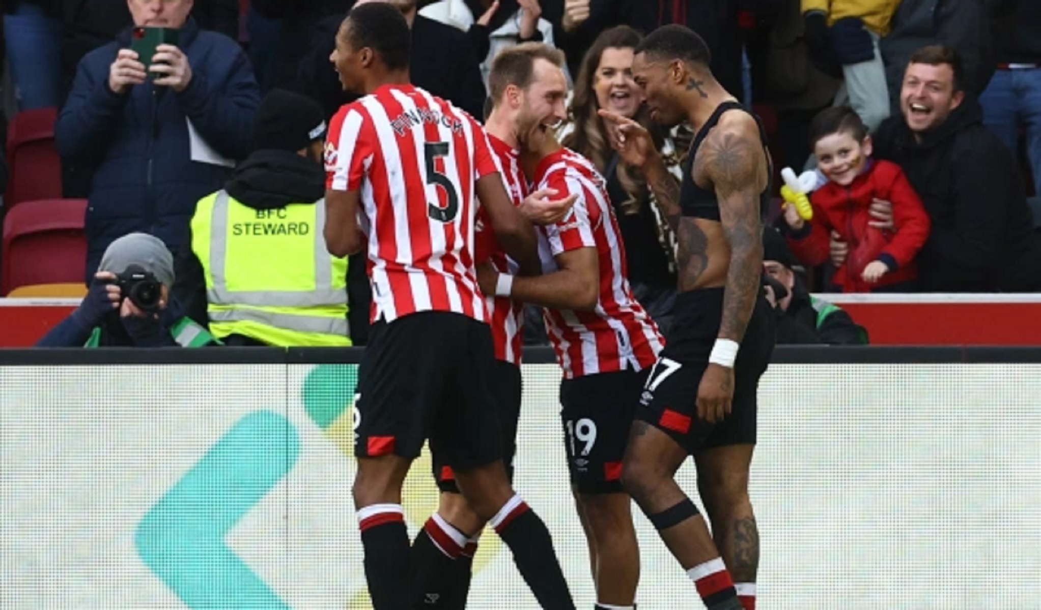 Έρικσεν… για φίλημα – Έδωσε ασίστ… άγγιξε και το γκολ (vid)