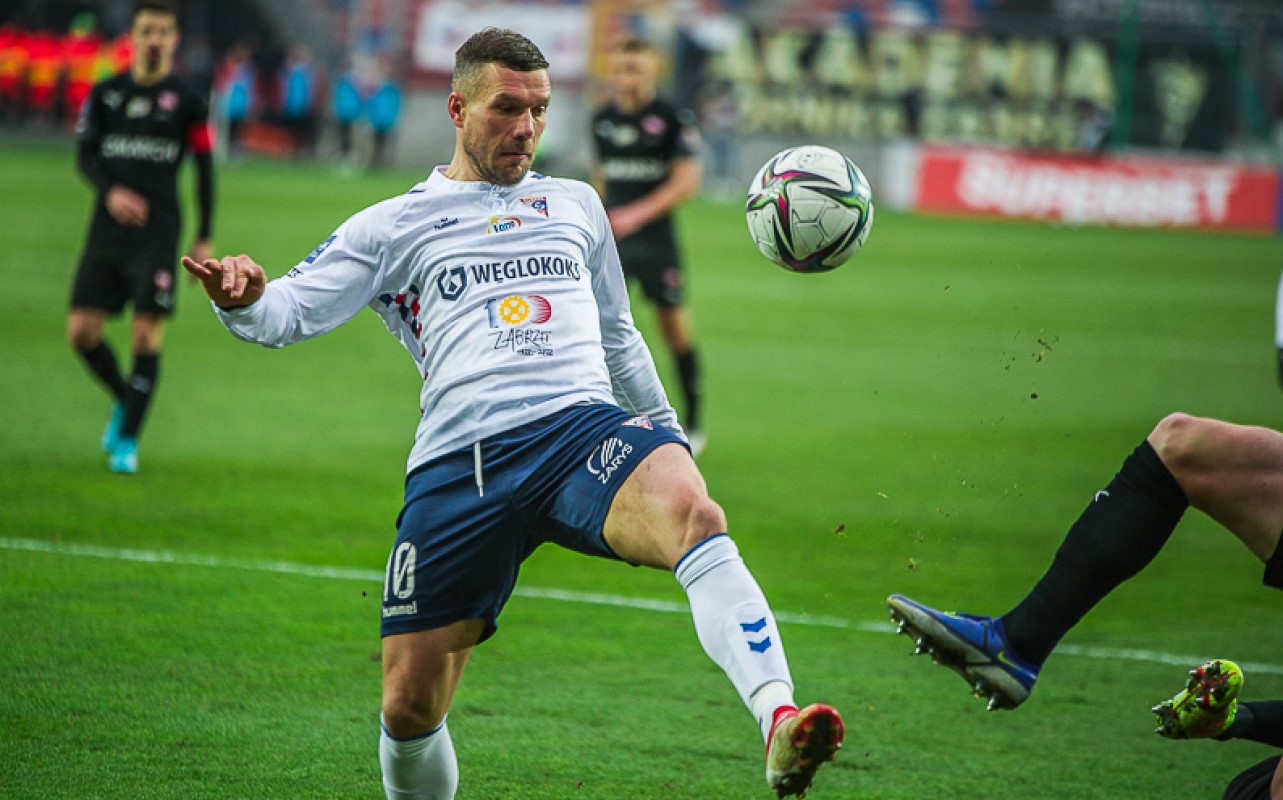 Το λέει η “καρδούλα” του – Γκολάρα από τον Ποντόλσκι στα 36 του (vid)