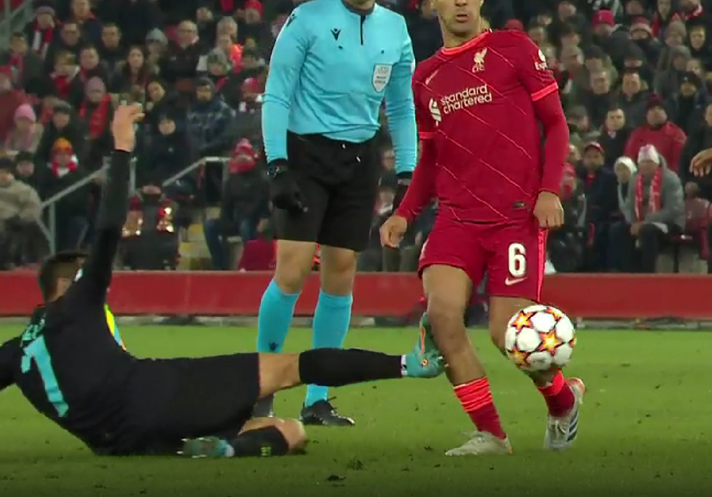 Εγκληματικά τάκλιν του Αλέξις Σάντσες και κόκκινη κάρτα! (vids)