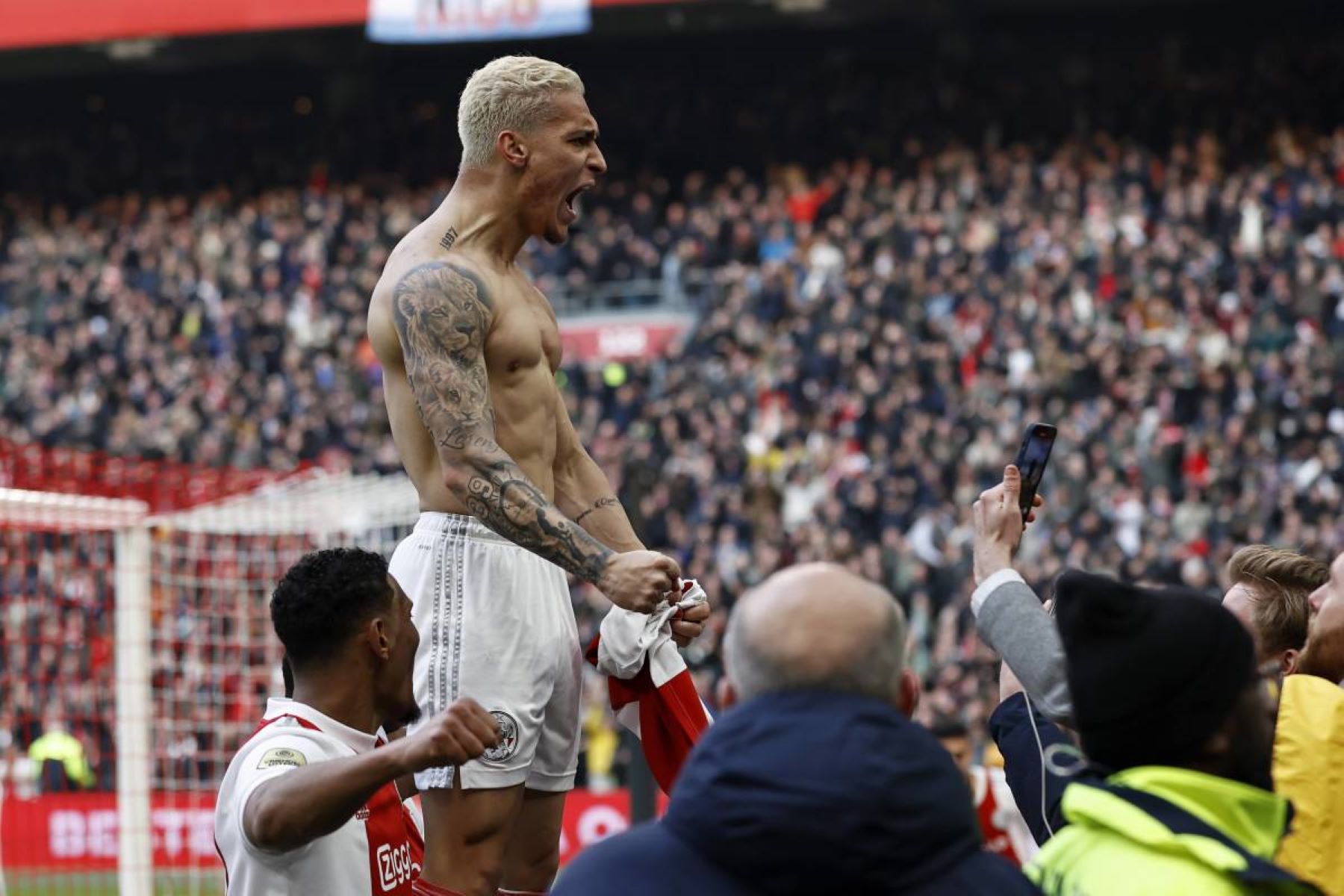 Και η Μάντσεστερ Γιουνάιτεντ είναι... κοντά στον Άντονι!