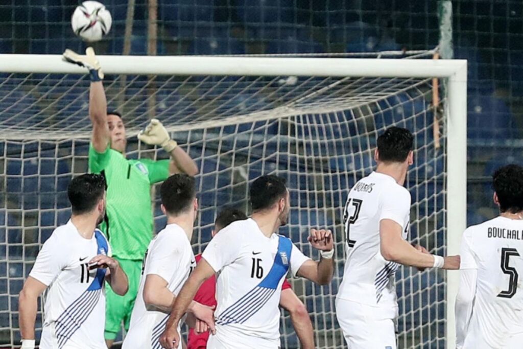 Κάτω από τη βάση για τη εθνική Ελλάδας με το Μαυροβούνιο (vid)