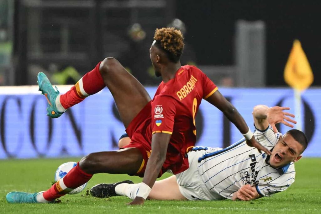 Οι τάπες του παπουτσιού του Έιμπραχαμ είναι ακόμη κολλημένες στο πόδι του Ντεμιράλ (pic,vid)