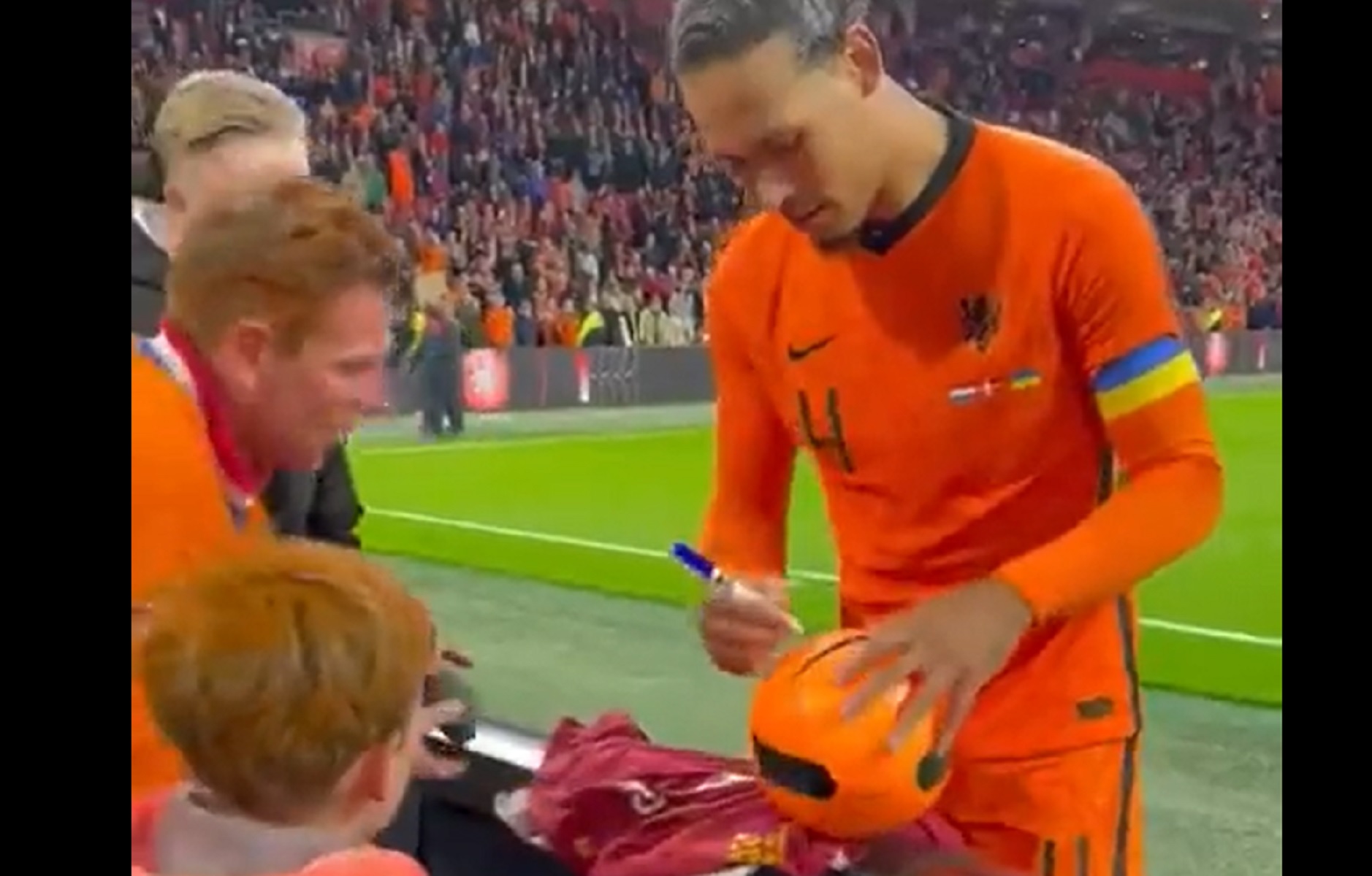 Παίκτης υπόδειγμα ο Φαν Ντάικ – Χάρισε χαμόγελο σε παιδί με ειδικές ανάγκες (vid)