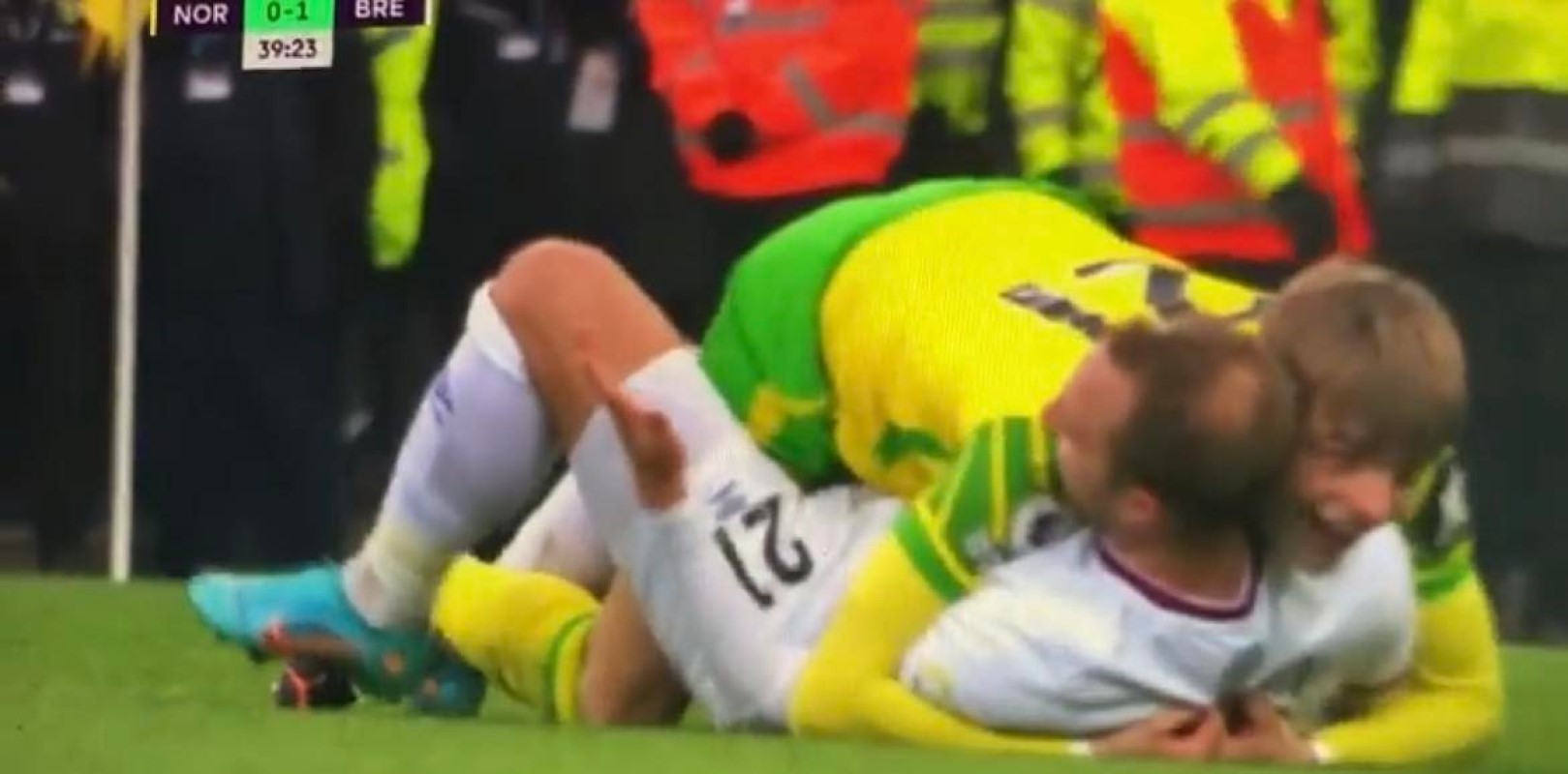 Απίστευτο! Πήγε να τον “χτυπήσει” όμως είδε… τον Έρικσεν και άρχισε τις αγκαλιές (vid)