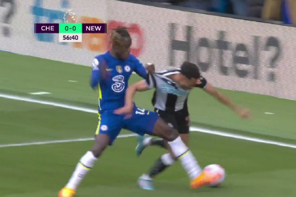 Διπλό πέναλτι για τη Νιουκάστλ που διαιτητής και VAR αγνόησαν! (vid)