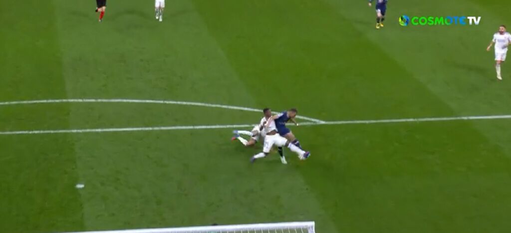 Ο Αλάμπα έδειξε στον Μπαπέ την κλάση του με μάγκικο τάκλιν! (vid)